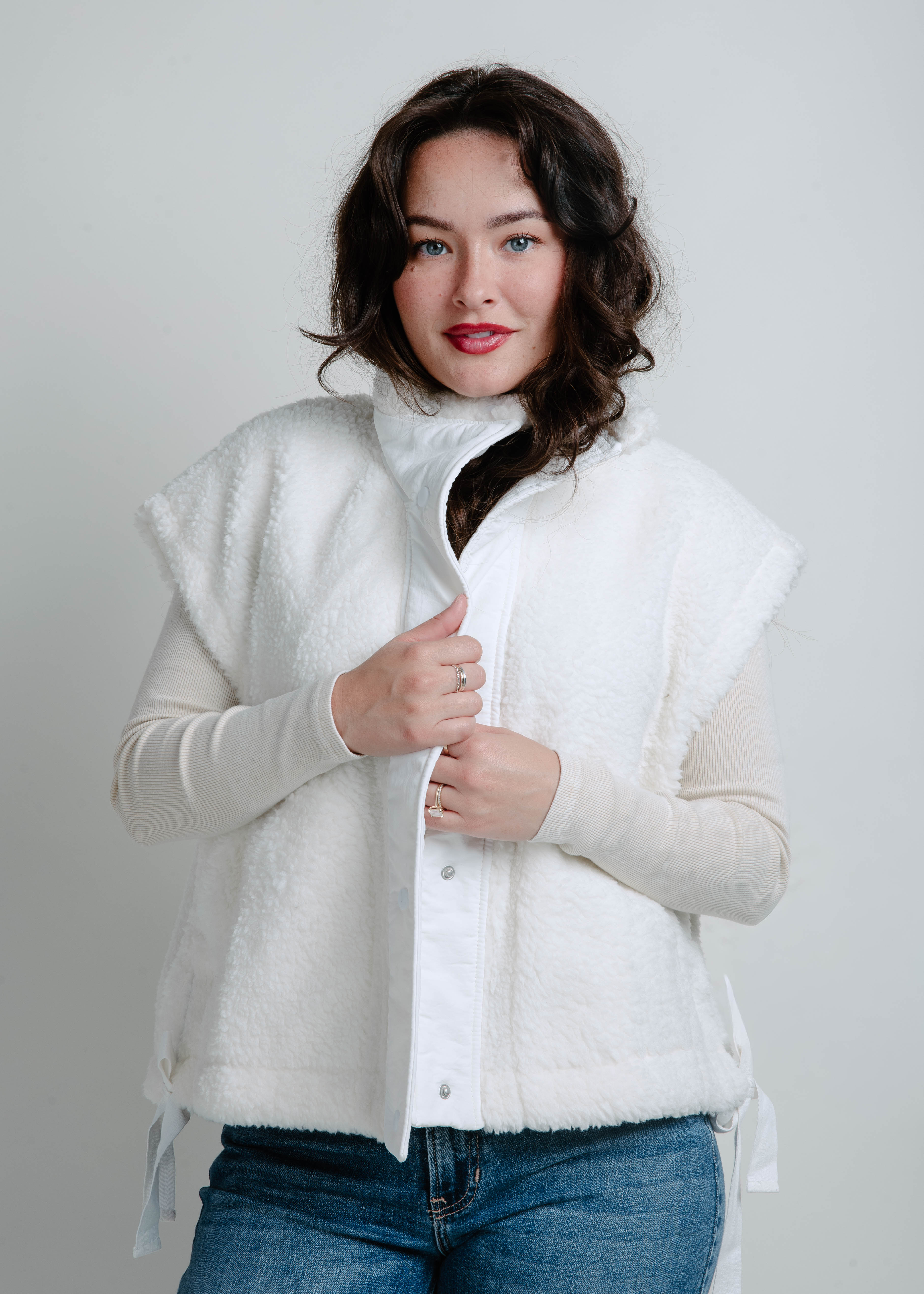 トップス HYEON fur gilet / white Ellie Sherpa Vest - White