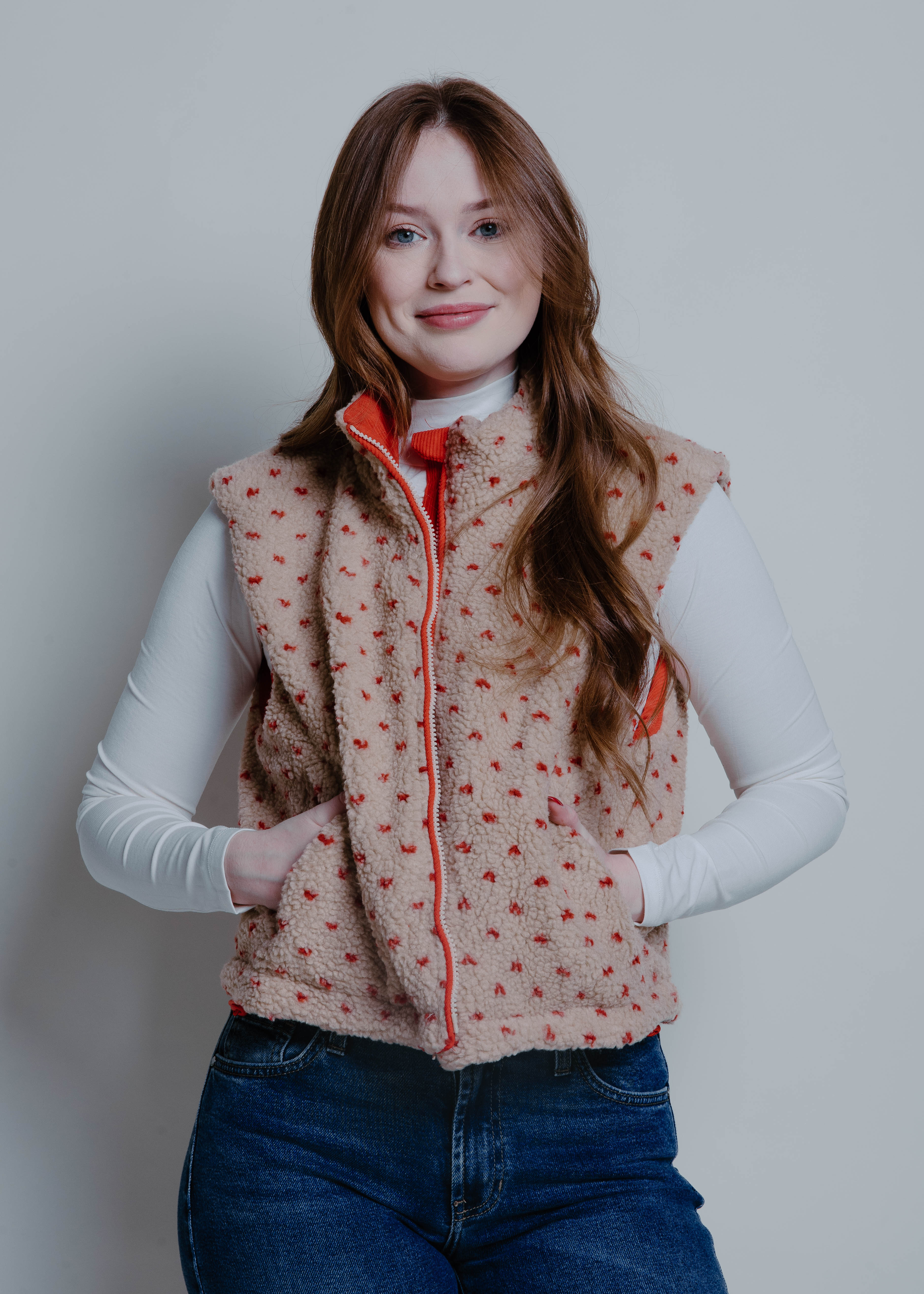 The Leila Fleece Vest - Taupe/ Red