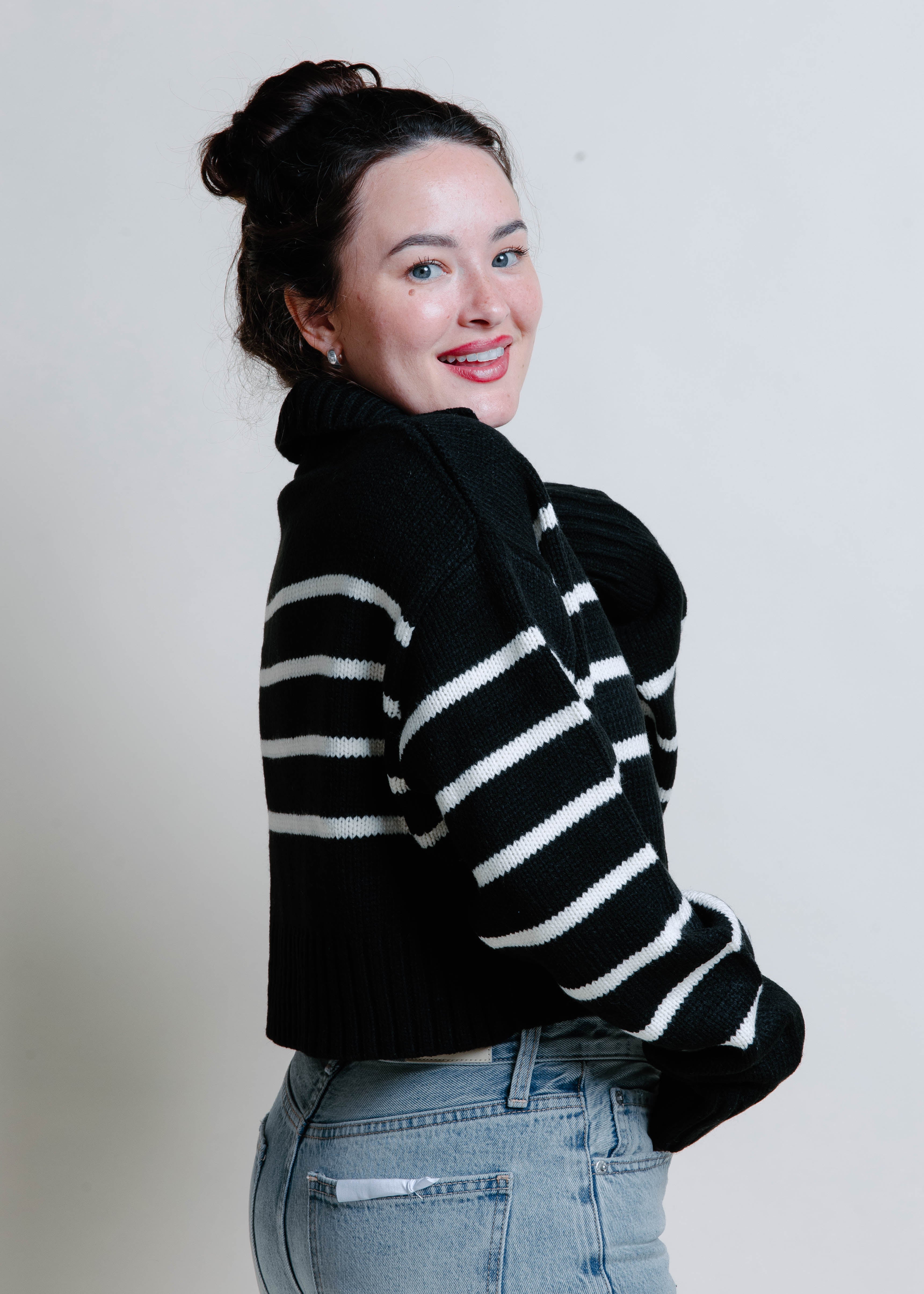 Cape Town Cropped Sweater - Black